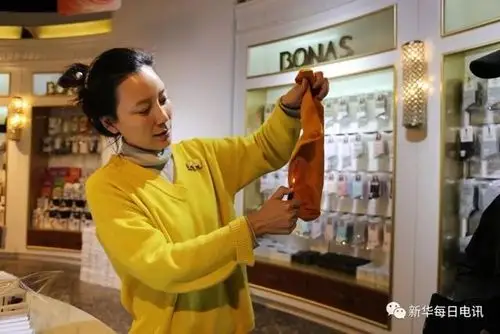 宝娜斯袜业董事长洪丽莉正在展示新款产品.黄海波 摄