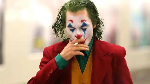 小丑的戏剧人生:用最无奈的笑容掩盖社会的丑陋