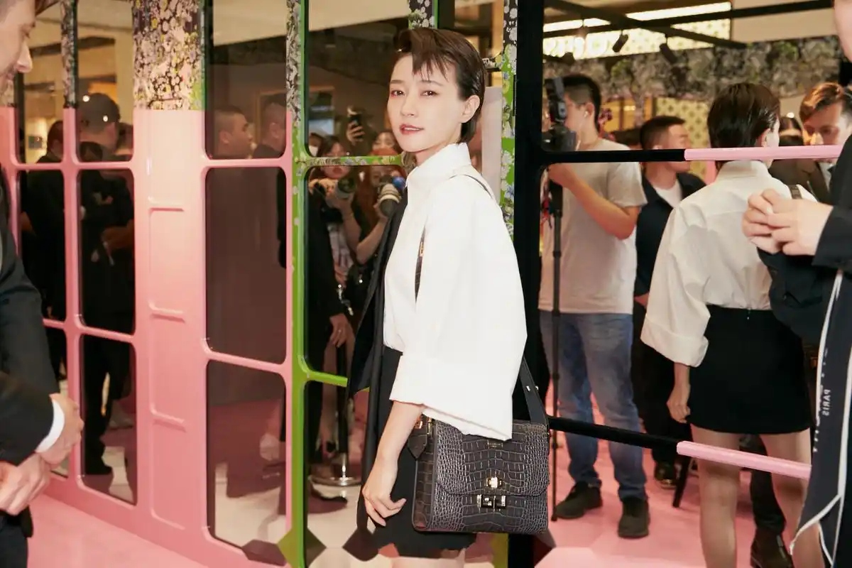 焦俊艳纪梵希活动图,这身黑白造型有点好看!你们觉得不?