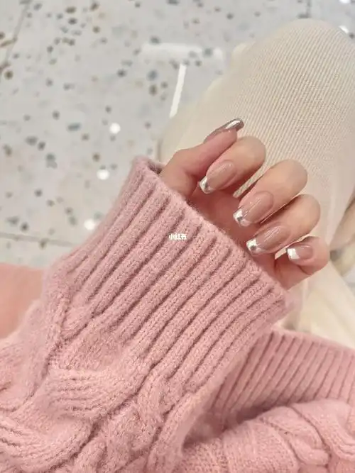 简单且耐看的法式短美甲