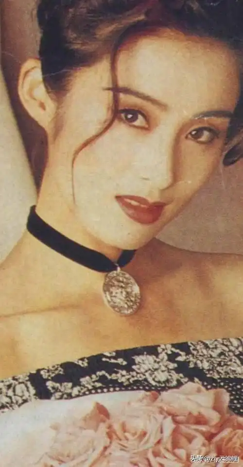 一袭蓝色挂脖装丰满有料,配海军帽好惊艳|张敏(演员)_网易订阅