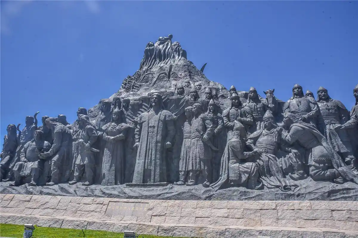 来到一代天骄雕塑,这里的群雕都是表现了成吉思汗的故事,从成吉思汗少