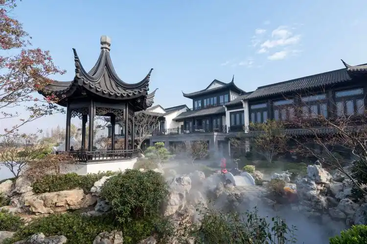 秋光里的桃李春风小镇