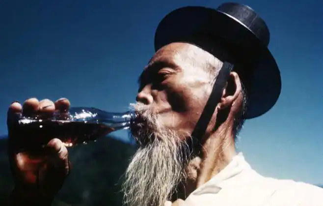 【1946年,一个喝可口可乐的朝鲜男人】