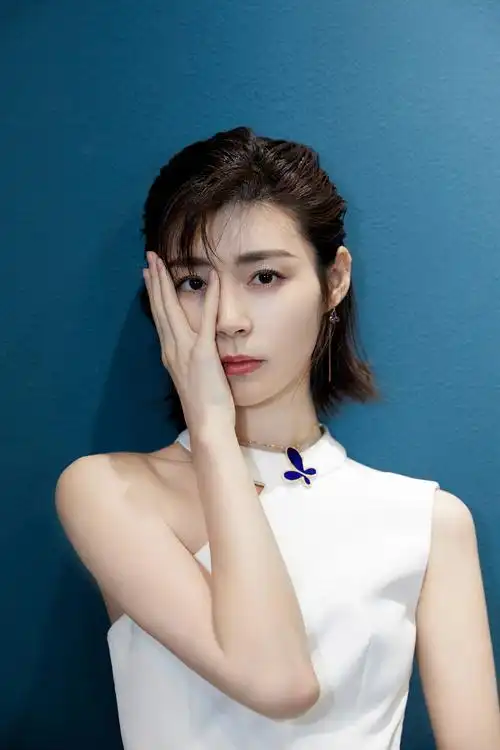 卢杉受邀出席品牌秋冬时装秀 简约白裙反转经典