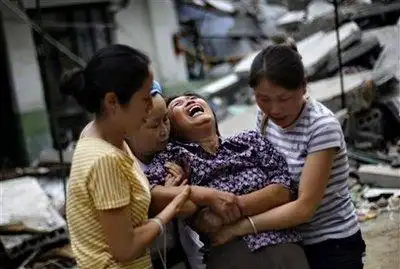 图文:一名妇女为在地震中死去的孙子哭泣_新闻中心_新浪网
