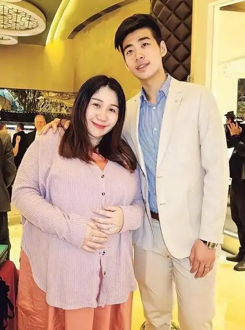 赌王女儿何超盈倒贴14亿下嫁东北小伙婚后被丈夫宠成宝