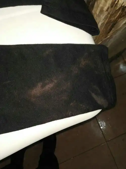 黑色的衣服不小心给其他的衣服混洗了～结果被染色了