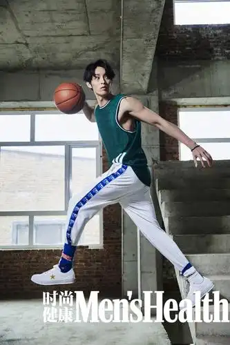 曹佑宁运动时尚大片曝光 化身篮球少年英气逼人