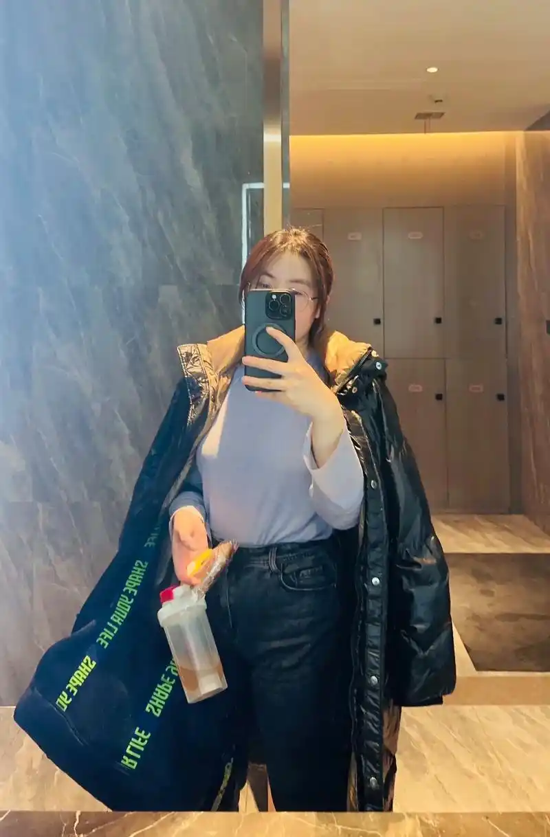 一颗水桶腰偏偏爱拍照.#微胖女生 #对镜拍 #图文伙伴计划  - 抖音