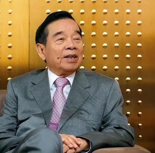 拿10亿救许家印,从恒大套现339亿的香港富豪郑裕彤,究竟有多牛