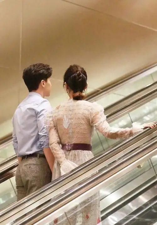 邓伦杨紫再续新剧,活动出席时手指紧扣,网友:真秀