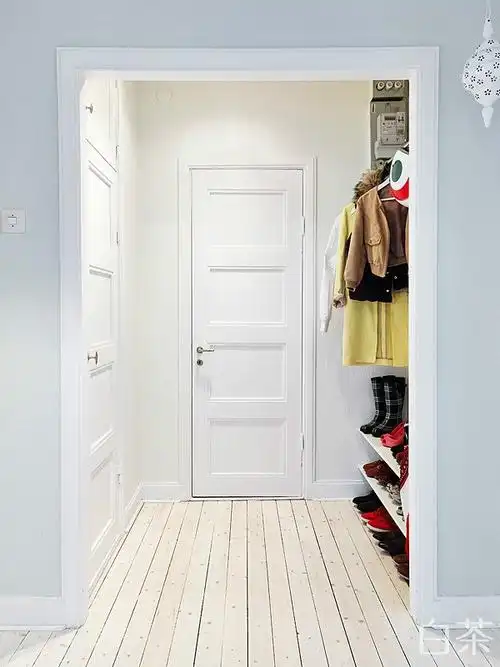 白墙白地板配什么颜色的门
