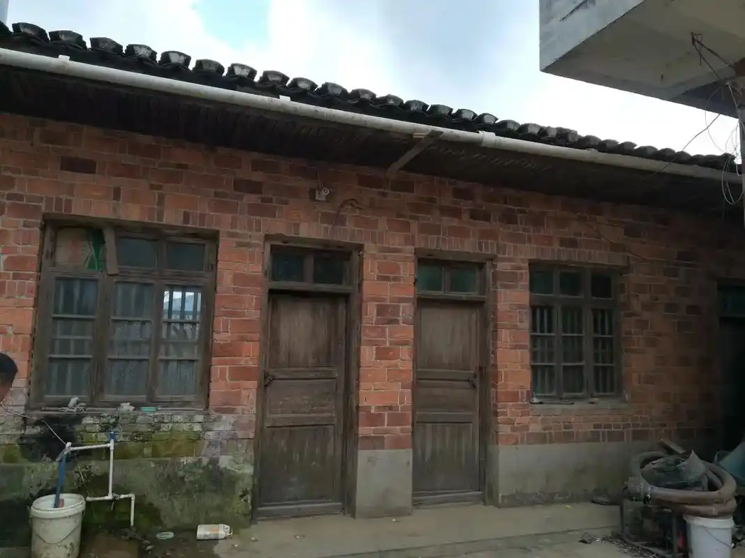 这是2019年回娘家拍的农村房子照片,从小长大的地方,一栋瓦 - 抖音