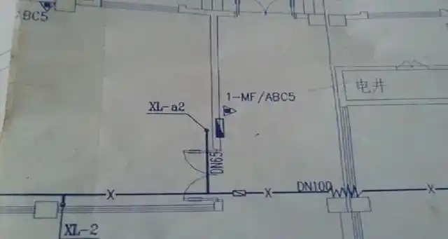 通过查看门轴位置来确定,门轴在左侧的,则是向左开门.