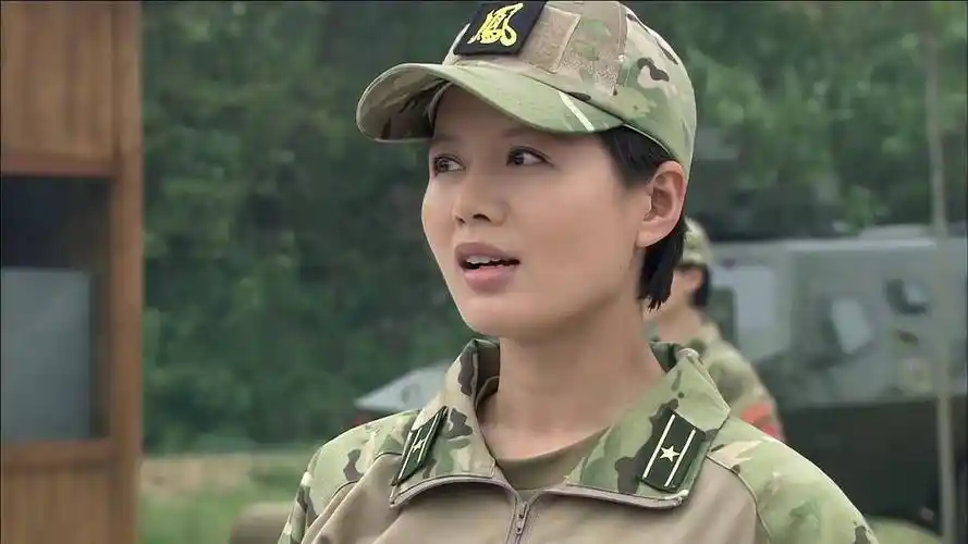 火凤凰》里威风凛凛的女兵,并且格外对这部剧的女教导员情有独钟,程愫