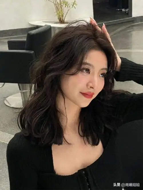 今年这3种齐肩烫发火了比长发洋气比短发显脸小真美