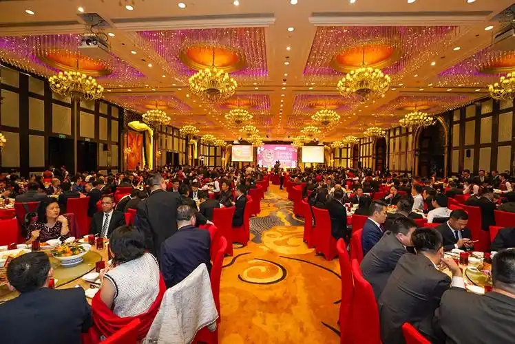 年会现场星光熠熠,星河湾人盛装相约.喜气开篇迎新春