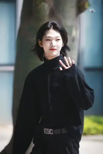 贴个鞠躬视频@一半·胡烨韬 的微博: 胡烨韬#创造营2021胡烨韬# 分享