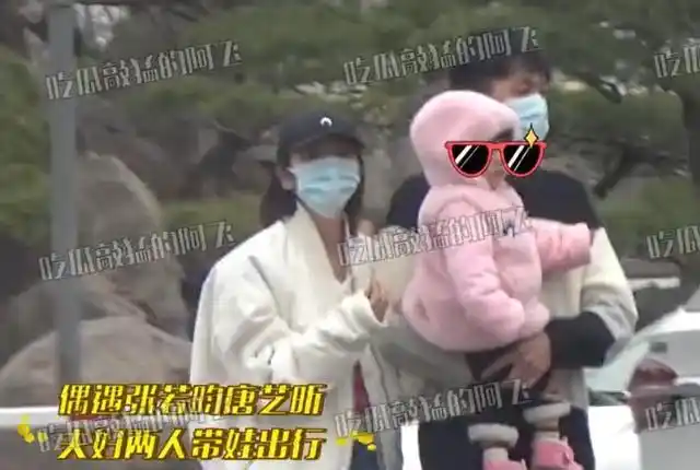 张若昀抱娃出行左手不忘牵上唐艺昕一家三口甜蜜非常羡煞旁人