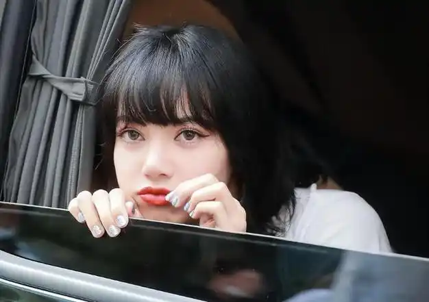 lisa近照似裂口女遭网友嘲笑疑似被光明会吸纳签约索尼子公司