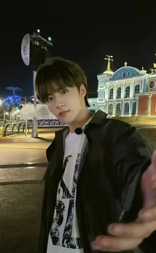 刘耀文女友视角随拍##刘耀文牵手随拍