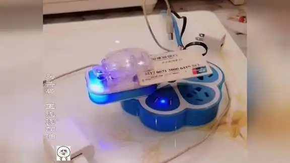 网友用万能充充银行卡