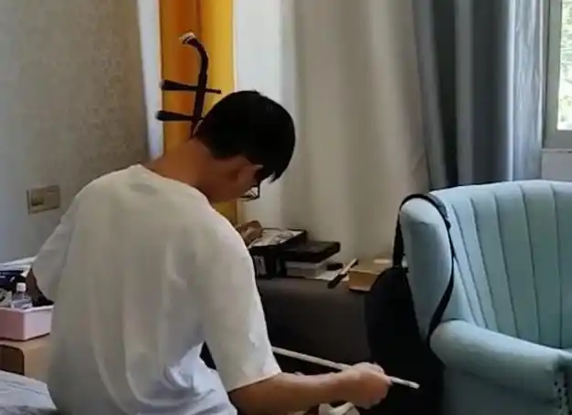 安徽男孩高考529分,独自在房间拉二胡,网友:从背影看出了不甘