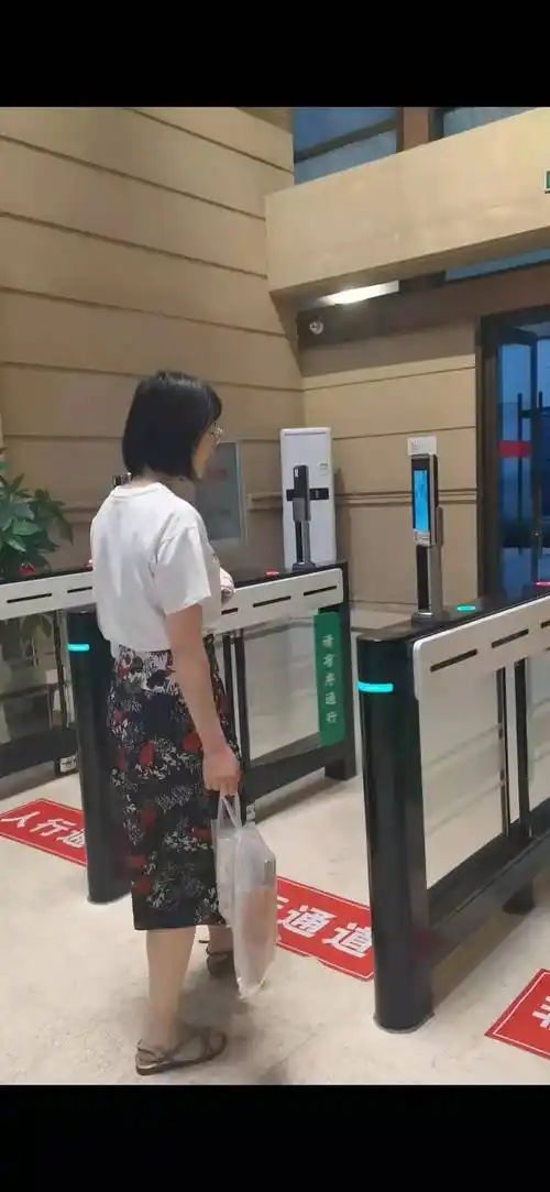 小区闸机人脸识别门禁