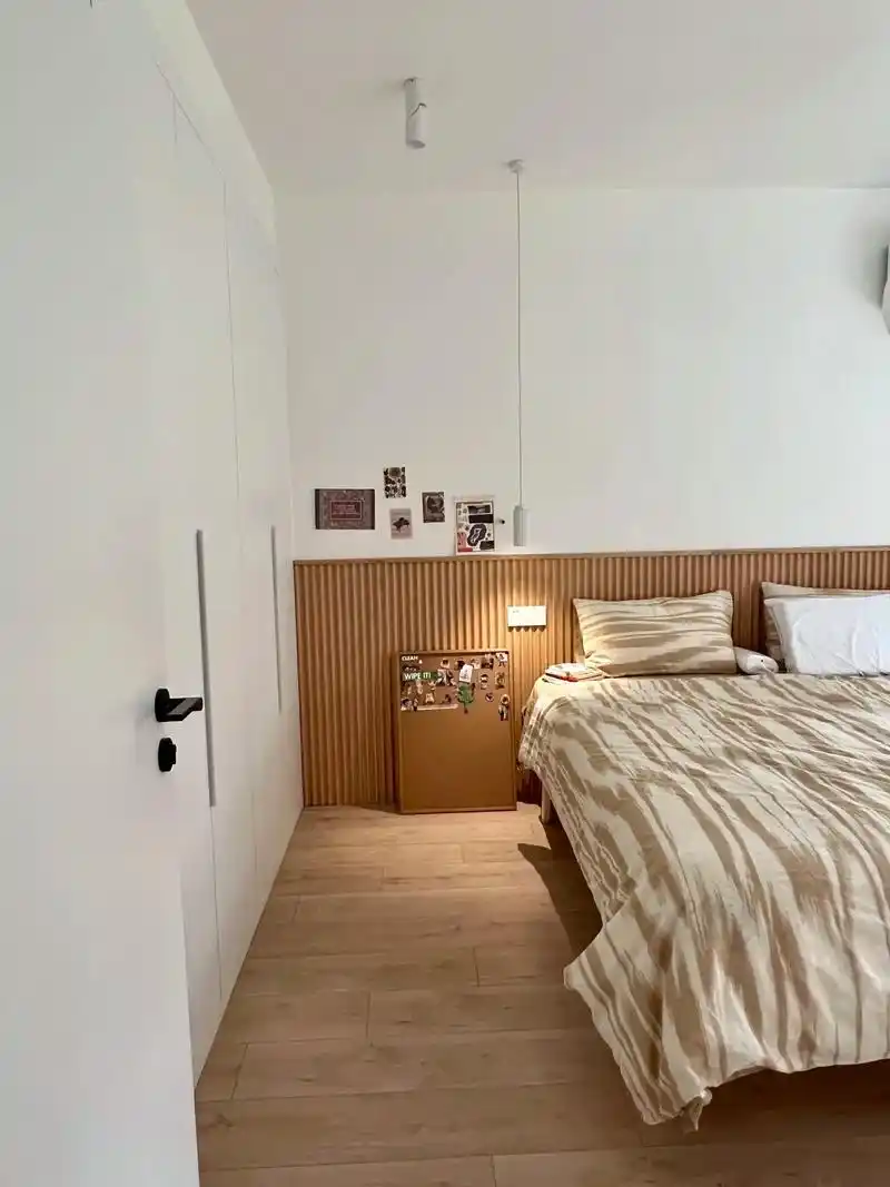 我的原木风主卧 舒舒服服.终于填补了装修时的遗憾,把床头背景 - 抖音