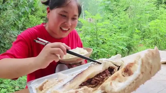 陈说美食:鱼和羊肉一起吃有多好吃?胖妹放3包盐煮40分钟!