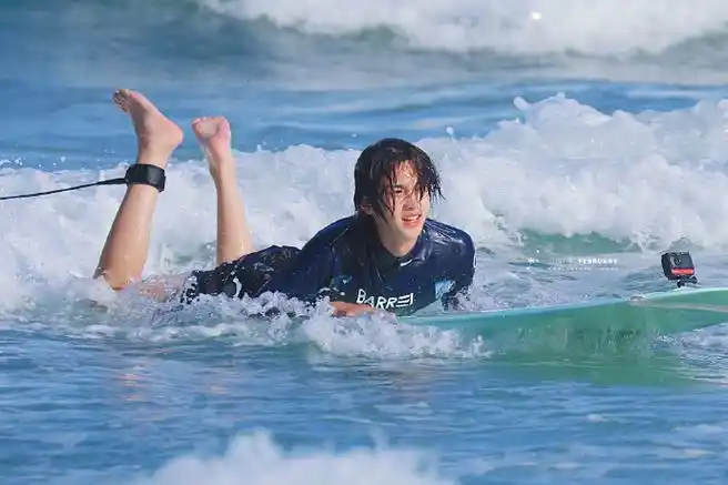 黄明昊justin夏日冲浪店