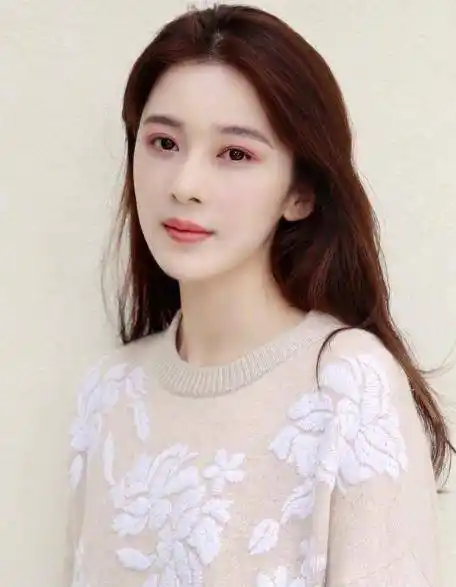 人气排行榜前十的女明星,赵丽颖排名第四,她是当之无愧的榜首_亚洲人