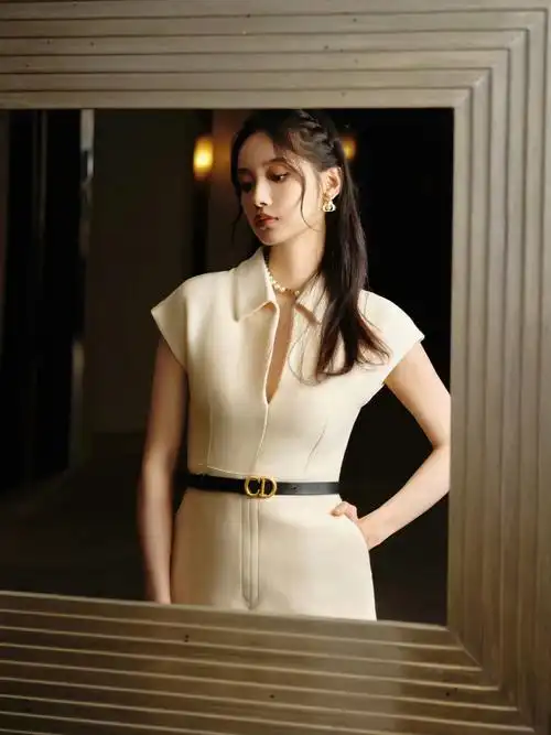 孙伊涵一袭米色连衣裙,尽显优雅靓丽好迷人.#明星穿搭# #孙伊涵