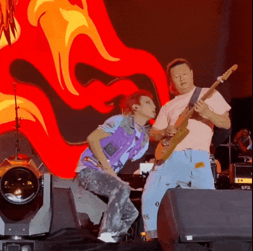 单说其顶着红发视觉系造型,在舞台上长达数十秒的那段空气吉他录像