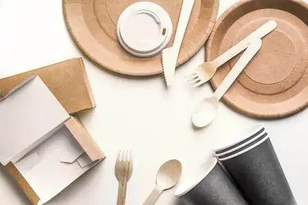 白色大理石背景的环保一次性餐具.