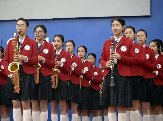 文化立校扬帆远航学校鸿声女子行进管乐团首次亮相演出