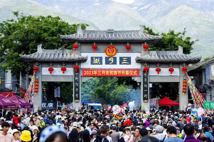 云南大理赶了千年的三月街有多热闹看这里