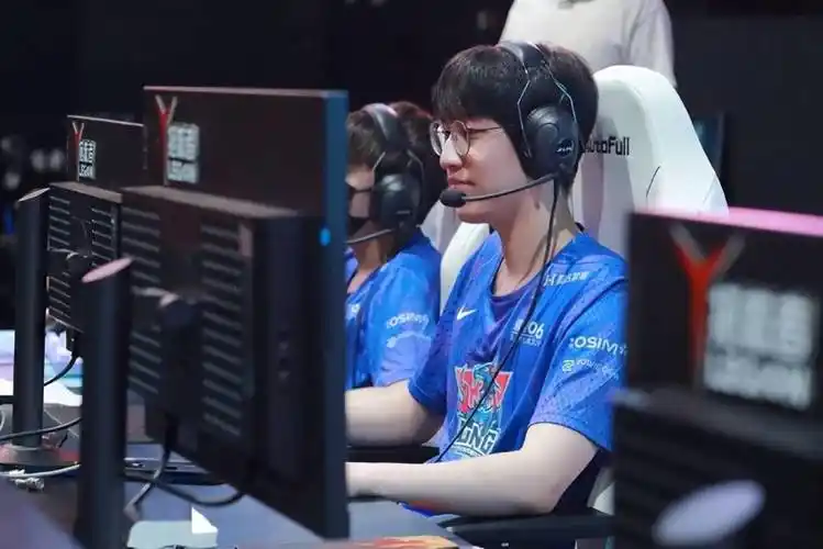 gala也一样,前半段因为英雄池问题,多次被爆线,而核心c位scout的情况