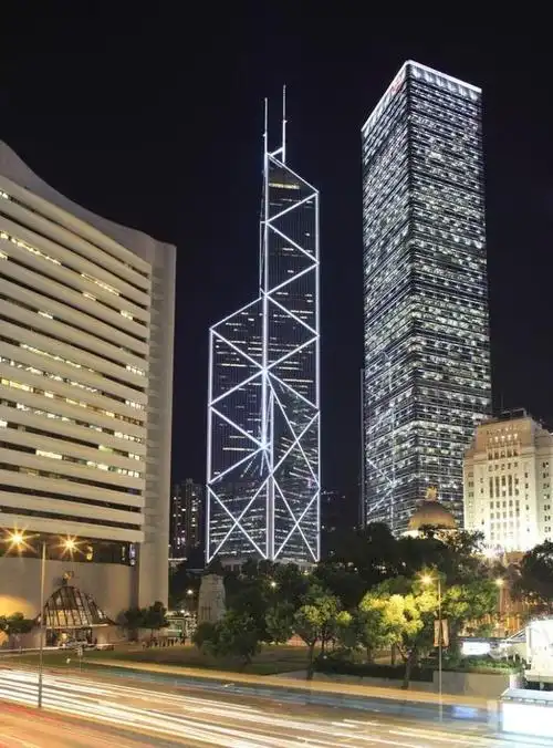 1990年中银大厦在香港落成后为何汇丰银行的股价一落千丈