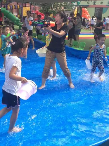 华东院幼儿园华东园首届"清凉一夏嬉水嘉年华"活动精彩瞬间