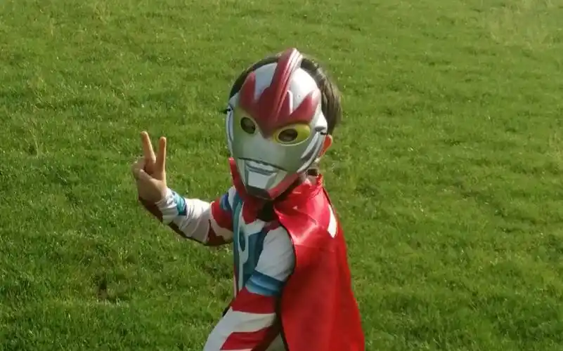 "只会摆剪刀手的奥特曼…"