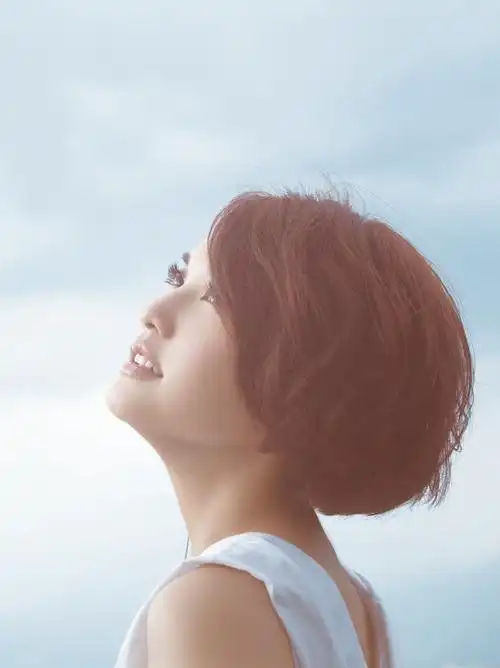 杨丞琳仰望mv不畏台风警报海边拍摄近期将启动内地宣传