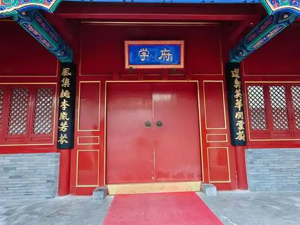 顺天府府学古建群在北京东城区府学胡同65号,府学距紫禁城玄武门五华