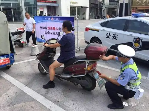 现场,民警对未佩戴头盔就上路行驶的电动车驾驶员进行了登记和教育