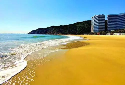 北洛秘境沙滩的沙又细又白.