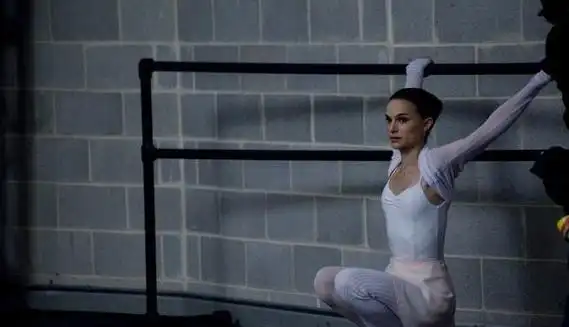 美国电影黑天鹅妮娜为了能够当上黑天鹅最终害死了自己