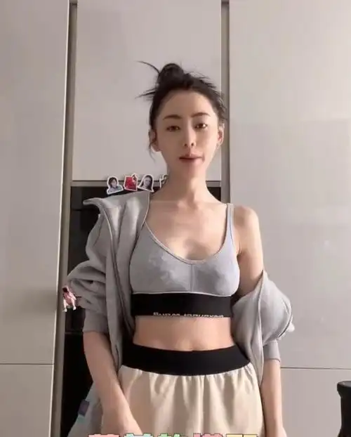 张天爱分享早餐视频,衣着成亮点,网友眼睛离不开屏幕:真有料__凤凰网