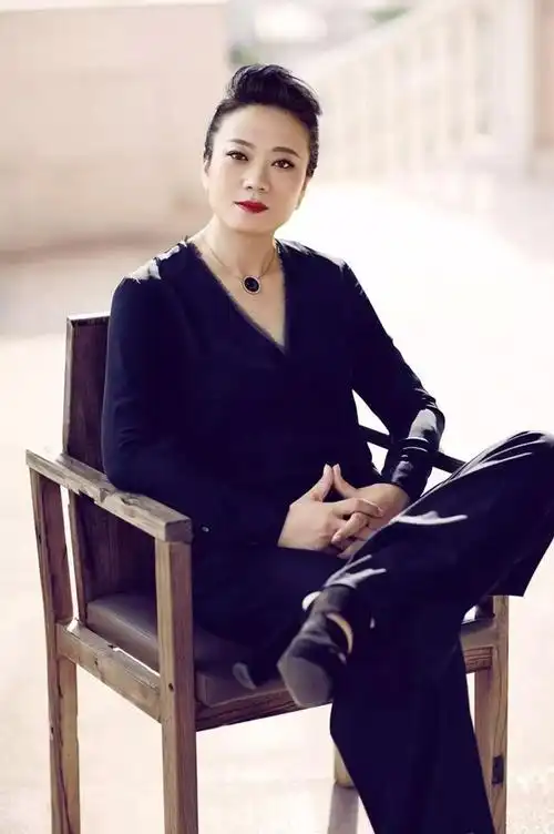 人们总会给女性企业家贴很多标签:"女强人""工作狂""大姐大".