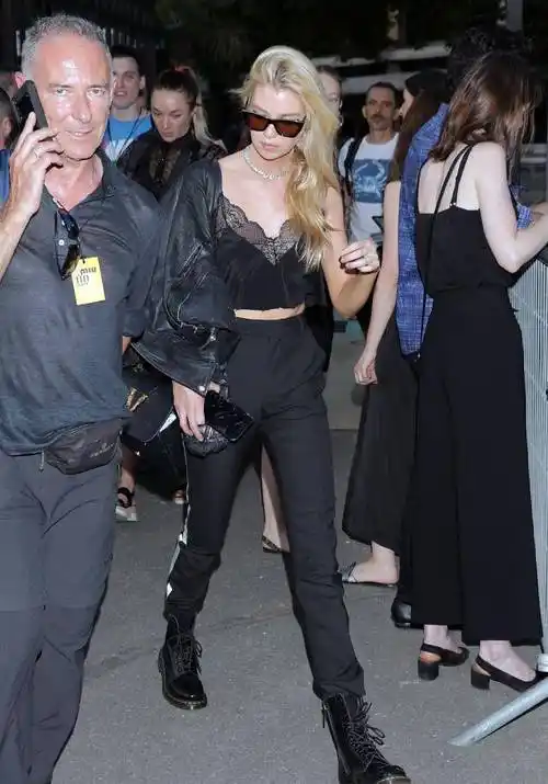 29岁法令纹明显仍展自信美_stella_造型_皮衣